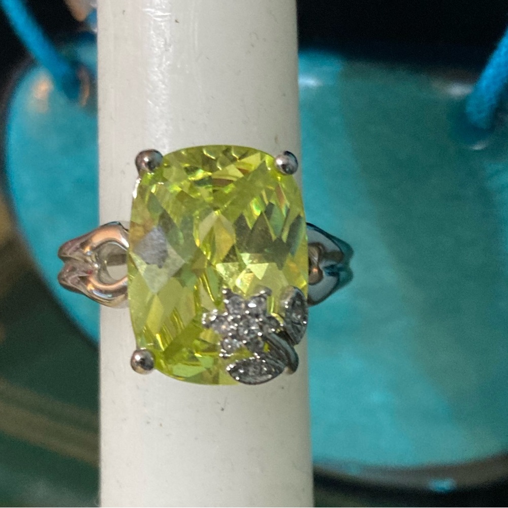 Lemon-Lime Faceted CZ Flower prong silver-tone ring inner size guard 7-8 NEW!